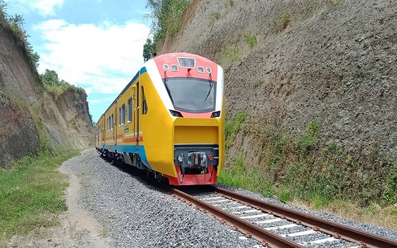 Keren, Kereta Pertama Di Sulawesi Resmi Beroperasi